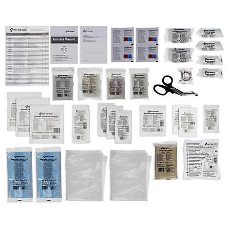 Contenu complet d'une trousse de premiers secours, étalé sur fond blanc.