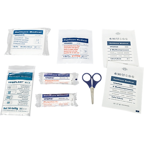 Contenu d'une trousse de premiers secours sur fond blanc. Comprenant des bandages de gaze, des pansements, des compresses et des ciseaux. Imprimé : "Halthaus Medical".