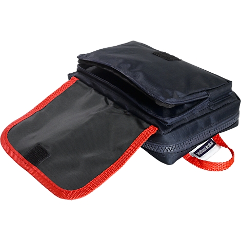 Trousse de premiers secours bleu foncé avec bordure rouge, partiellement ouverte. Compartiment noir à l'intérieur, fermeture éclair rouge, sangle rouge avec texte.