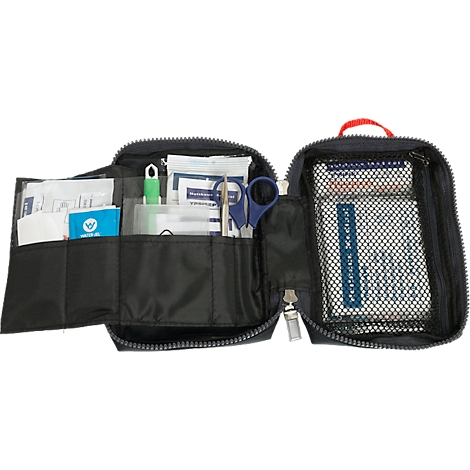 Sac d'urgence bleu foncé ouvert avec diverses fournitures médicales telles que des bandages, des ciseaux et des pansements.