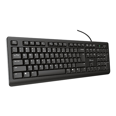 Schwarze, kabelgebundene Trust-Tastatur mit Standard-QWERTZ-Layout vor weißem Hintergrund.