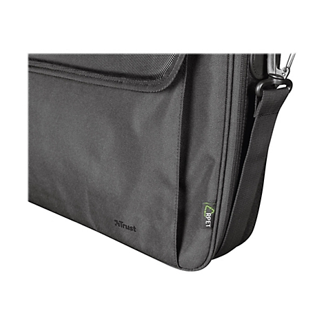 Nahaufnahme einer schwarzen Laptoptasche mit Trust-Logo und grünem RPET-Etikett.