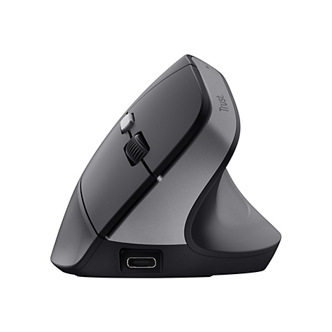 Dunkelgraue, vertikale ergonomische Funkmaus von Trust in Seitenansicht mit USB-C-Anschluss.