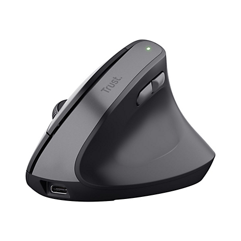 Schwarze, vertikale Trust-Ergonomie-Maus mit LED-Anzeige und USB-C-Anschluss auf weißem Hintergrund.