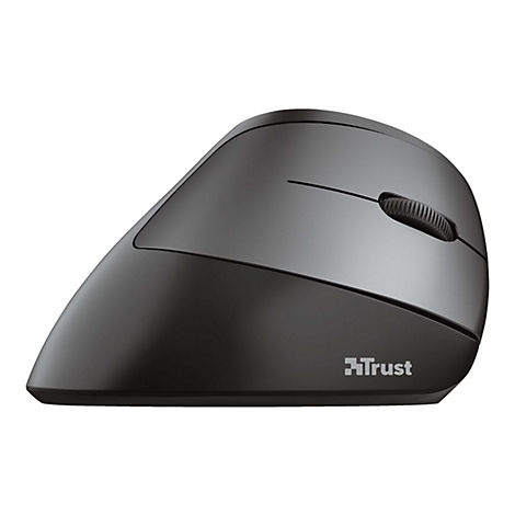 Schwarze, ergonomische Vertikal-Maus von Trust im Profil vor weißem Hintergrund.
