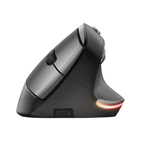 Seitliche Ansicht einer ergonomischen, schwarzen Vertikalmaus mit USB-C-Anschluss und leuchtendem Akku-Indikator.