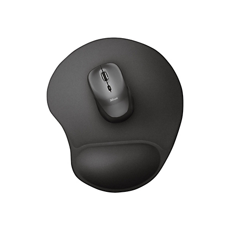 Graue Computermaus auf einem asymmetrischen schwarzen Mauspad mit integrierter Handballenauflage.