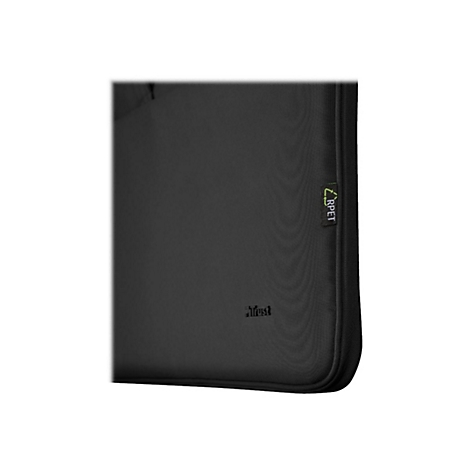 Detailansicht einer schwarzen Laptoptasche mit einem dezenten Trust-Logo und einem grünlichen R-PET-Label.