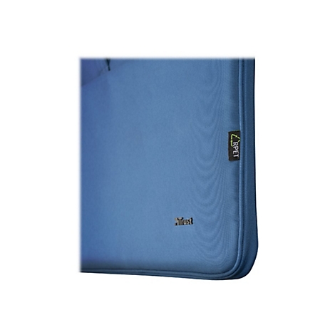 Detailaufnahme einer blauen Laptoptasche mit Trust-Logo und kleinem RPET-Etikett an der Seite.