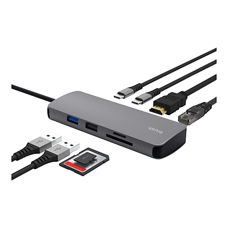Grauer USB-C-Hub der Marke Trust mit verschiedenen angeschlossenen Kabeln und Speicherkarten auf weißem Hintergrund.