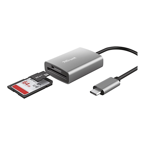 Silberner Trust USB-C Kartenleser mit eingesteckter SD- und Micro-SD-Karte vor weißem Hintergrund.