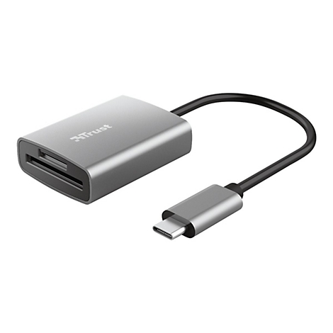 Silberner USB-C-Kartenleser von Trust mit kurzem schwarzem Kabel vor weißem Hintergrund.