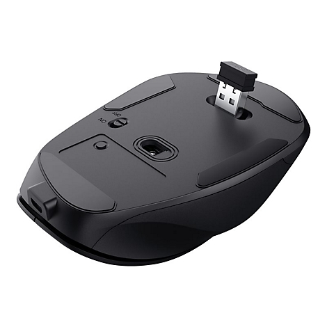 Unterseite einer schwarzen kabellosen Computermaus mit Sensor, An-Aus-Schalter und eingestecktem USB-Empfänger.