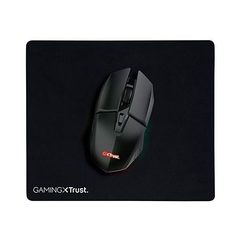 Schwarze Gaming-Maus auf einem schwarzen Mauspad mit weißem Schriftzug GamingXTrust.