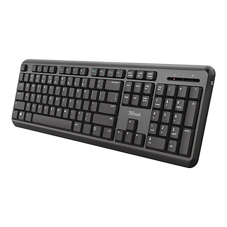 Schwarze Trust Tastatur im QWERTZ-Layout isoliert vor weißem Hintergrund.