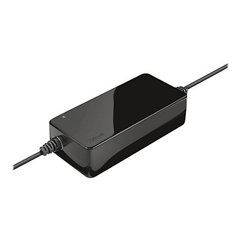 Schwarzes Netzteil mit Kabel. Auf der Oberseite ist ein kleiner Punkt zu sehen, das Logo Trust ist erkennbar.