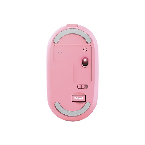 Unterseite einer rosa kabellosen Trust Computermaus mit Sensor, Schiebeschalter und Gleitfüßen auf weißem Grund.
