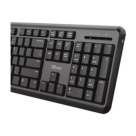 Nahaufnahme einer schwarzen Trust-Tastatur, Fokus auf den Nummernblock und die Funktionstasten.