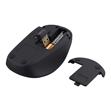 Unterseite einer schwarzen kabellosen Maus mit offenem Batteriefach, USB-Empfänger und einer eingelegten Duracell-Batterie.