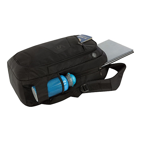 Schwarzer Rucksack mit Wasserflasche, Laptop und Reisepass. Auf hellem Hintergrund.