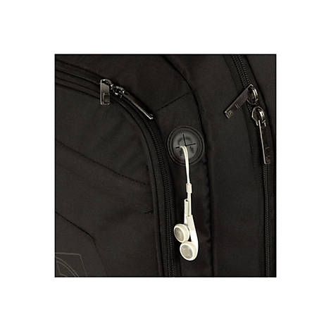 Detailaufnahme eines schwarzen Rucksacks mit ReiÃŸverschlÃ¼ssen und einer Buchse fÃ¼r KopfhÃ¶rer. WeiÃŸe KopfhÃ¶rer sind eingesteckt.
