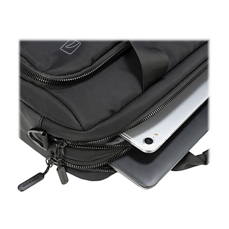 Nahaufnahme einer schwarzen UmhÃ¤ngetasche, mit ReiÃŸverschlÃ¼ssen und einem herausragenden Tablet.