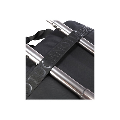 Detaileinblick auf eine schwarze Tasche mit silbernen Metallteilen. Ein schwarzer Gurt mit der Aufschrift CANOTUCANO liegt Ã¼ber den Metallteilen.