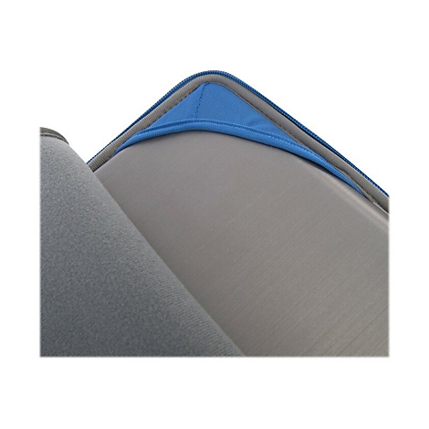Nahaufnahme eines grauen, texturierten Materials mit blauem Rand. Eine Ecke ist nach oben gefaltet.