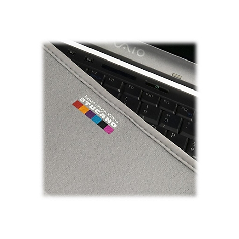 Hellgraue LaptophÃ¼lle mit mehrfarbigem Logo und Tastatur im Hintergrund.