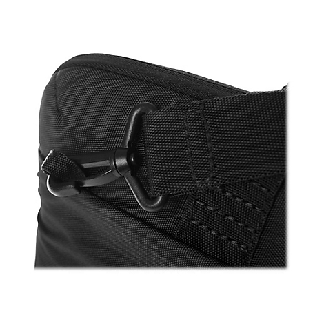 Detailaufnahme eines schwarzen Gurtes mit Metallhaken an einer schwarzen Tasche.