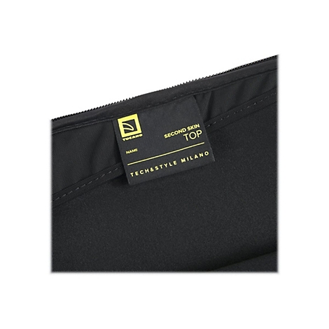 Schwarzes Etikett mit gelbem Schriftzug: Second Skin Top, Tech&Style Milano und Tucano Logo.
