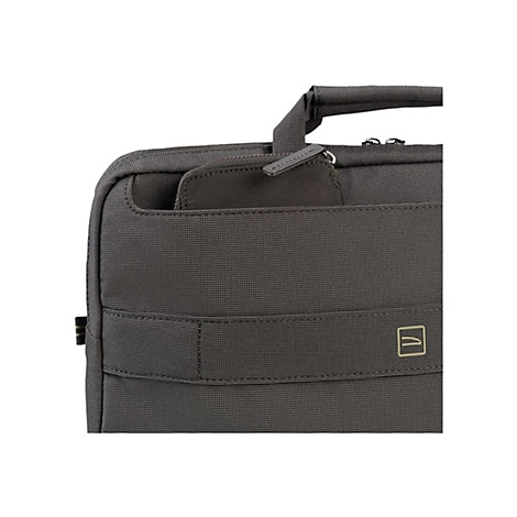 Nahaufnahme einer grauen Laptoptasche mit Griff, ReiÃŸverschluss und goldfarbenem Logo.