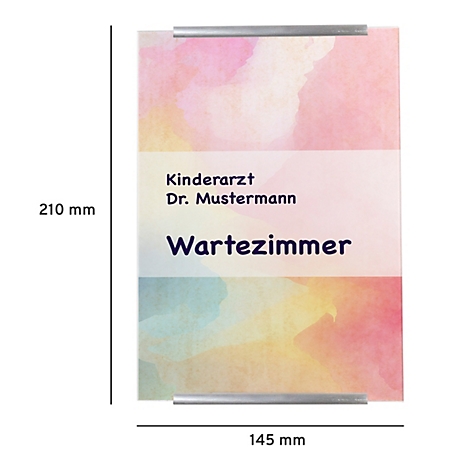 Ein rechteckiges Schild mit Text. Oben steht "Kinderarzt Dr. Mustermann", darunter "Wartezimmer". Der Hintergrund ist aquarellartig in Rosa, Lila und Gelb gehalten.