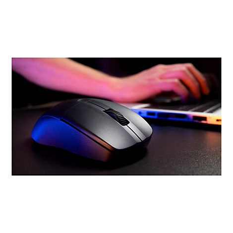 Schwarze Gaming-Maus mit blauem Licht, im Einsatz. Eine Hand bedient einen Laptop. Logo: TURTLE BEACH.