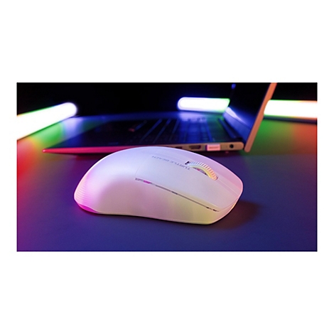 Weißer Gaming-Maus mit Schriftzug "Turtle Beach" auf einer dunklen Oberfläche, im Hintergrund ein Laptop.
