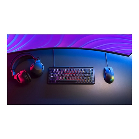 Schwarzes Gaming-Setup mit Tastatur, Maus und Kopfhörern. Die Tastatur ist beleuchtet, Hintergrund violett-blau.