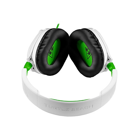 Hellweiße Turtle Beach Kopfhörer mit schwarzen Ohrmuscheln und grünen Akzenten. Auf den Ohrmuscheln ist das Logo abgebildet. Der Schriftzug "Turtle Beach" ist auf dem Bügel erkennbar.