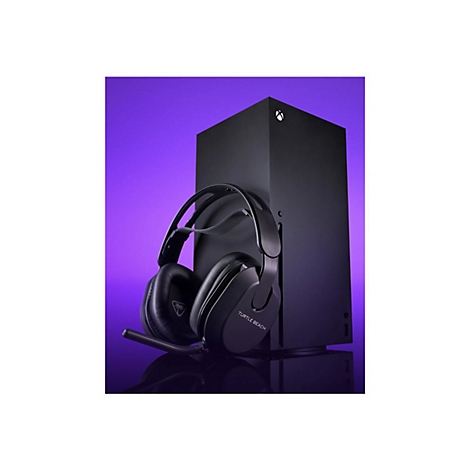 Xbox Series X noire avec un casque Turtle Beach sur fond violet.