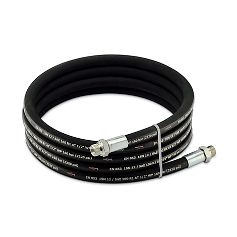 Un tuyau hydraulique noir enroulé. Connecteurs métalliques aux extrémités, texte sur le tuyau avec des données techniques.