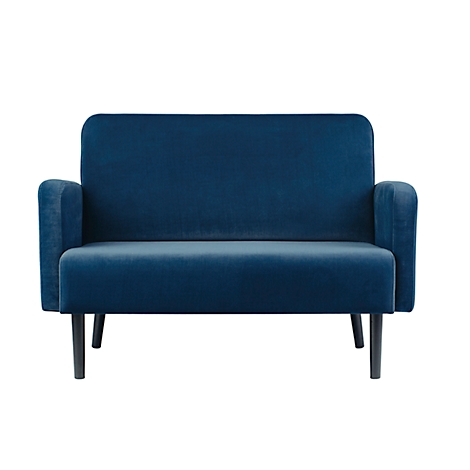 Blauwe bank met armleuningen. Zwarte poten, fluwelen stof.