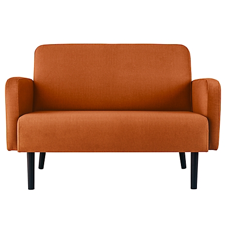 Oranje tweezitsbank met zwarte poten.