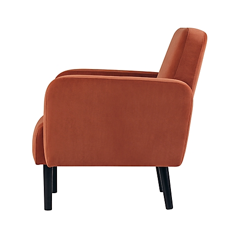 Zijaanzicht van een oranje fluwelen fauteuil met zwarte poten.
