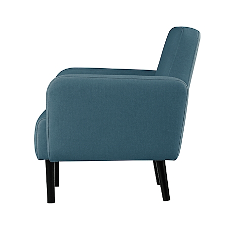 Profiel van een blauwe fauteuil met zwarte poten en armleuningen.