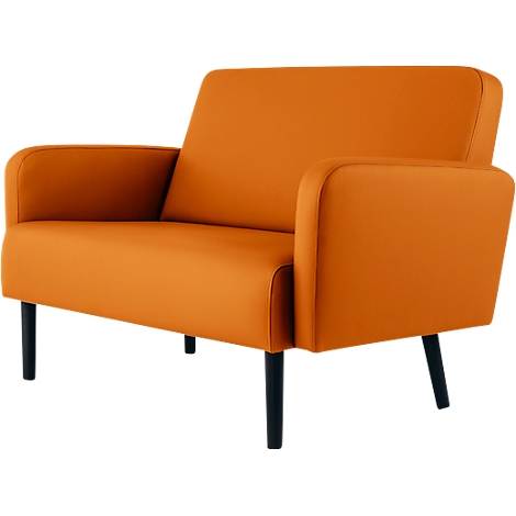 Een oranje fauteuil die op zwarte poten staat.