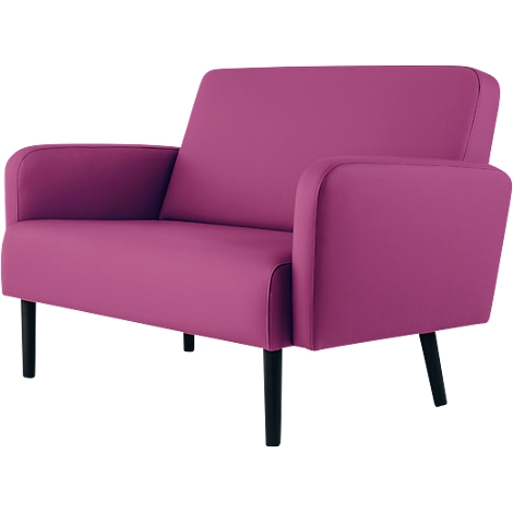 Een roze tweezitsbank met zwarte poten. Een moderne zitplaats voor twee personen.