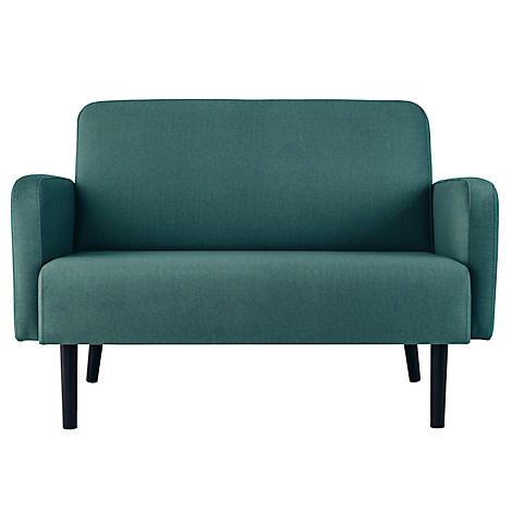 Een teal-kleurige bank met zwarte poten. Hij heeft een rechte rugleuning en armleuningen.