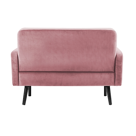 Een roze fluwelen bank, de achterkant is zichtbaar. Zwarte poten, lichte achtergrond.