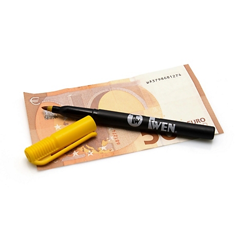 Ein schwarzer Textmarker liegt mit geöffneter gelber Kappe auf einem 50-Euro-Schein.