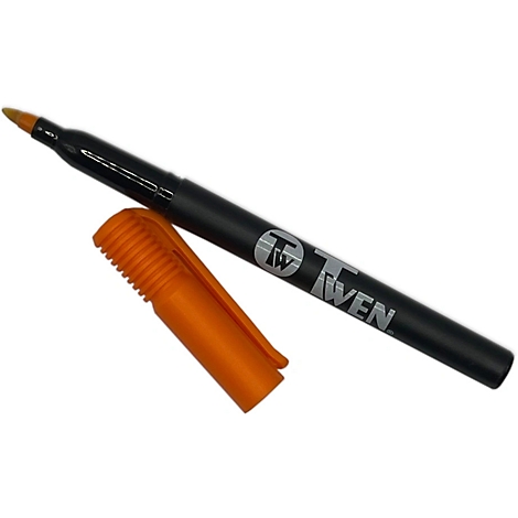 Schwarzer Filzstift mit orangefarbener Kappe liegt auf weißem Grund. Auf dem Stift steht "TWEN".