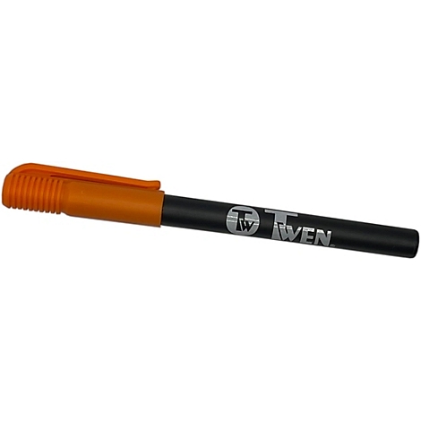 Orangefarbener Marker mit schwarzem Schaft. Auf dem Schaft steht der Schriftzug "TWEN". Der Deckel hat eine geriffelte Oberfläche.